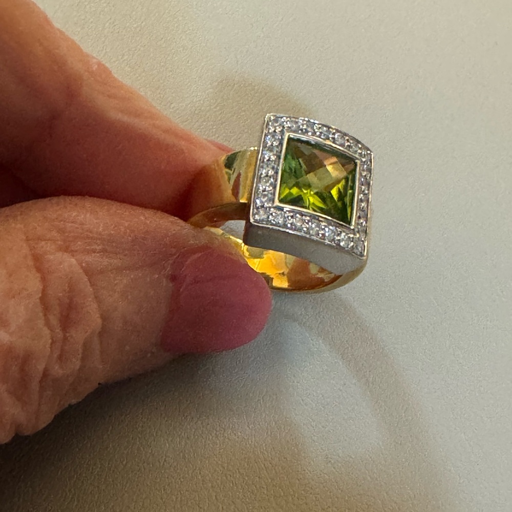 Elegant Gold and Peridot Gemstone Ring